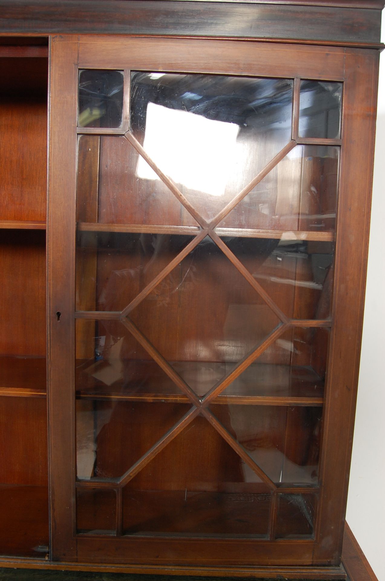 EDWARDIAN MAHOGANY AND LEATHER INLAID WRITING DESK, TOGETHER WITH MATCHING BOOKCASE. - Bild 7 aus 7