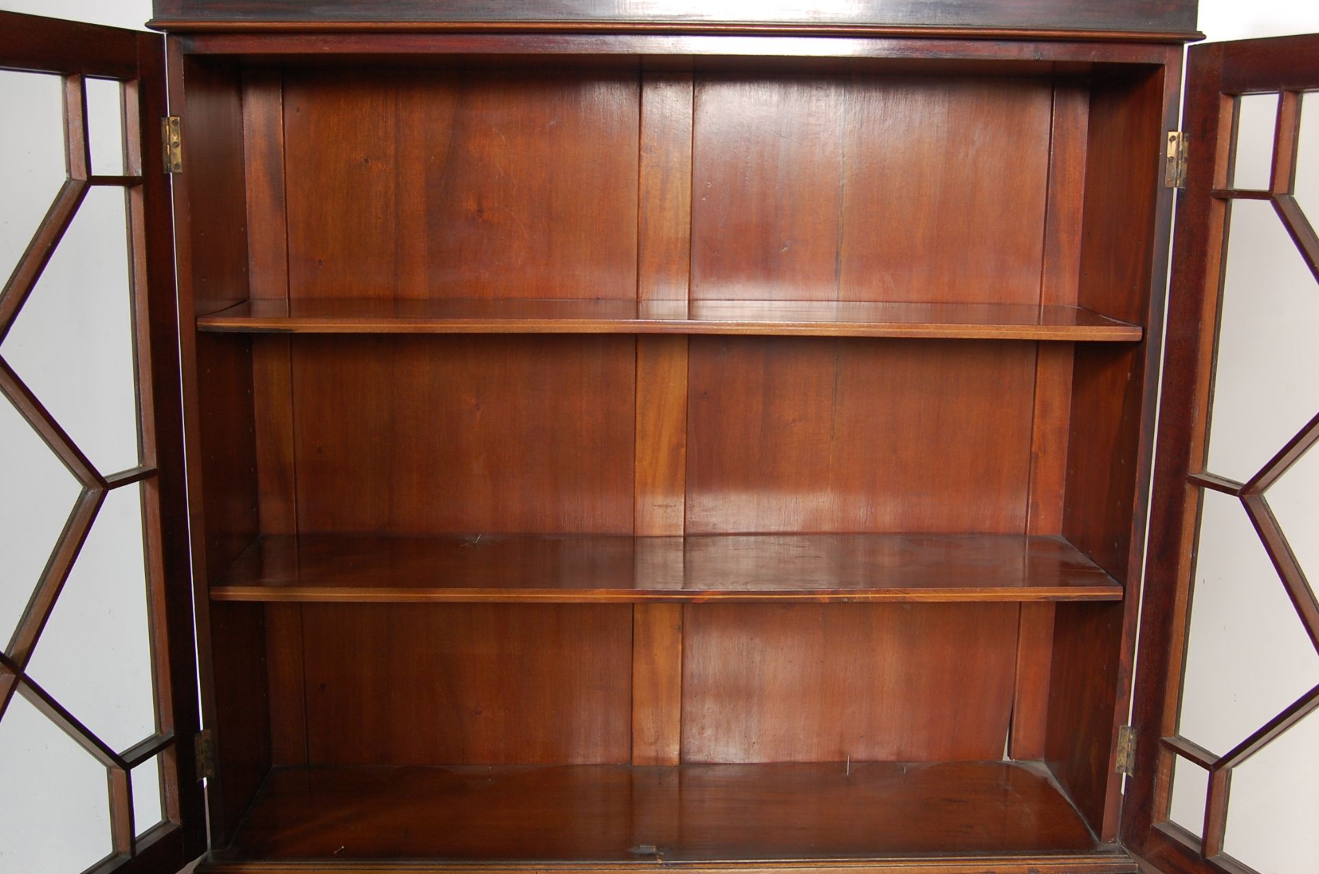 EDWARDIAN MAHOGANY AND LEATHER INLAID WRITING DESK, TOGETHER WITH MATCHING BOOKCASE. - Bild 6 aus 7