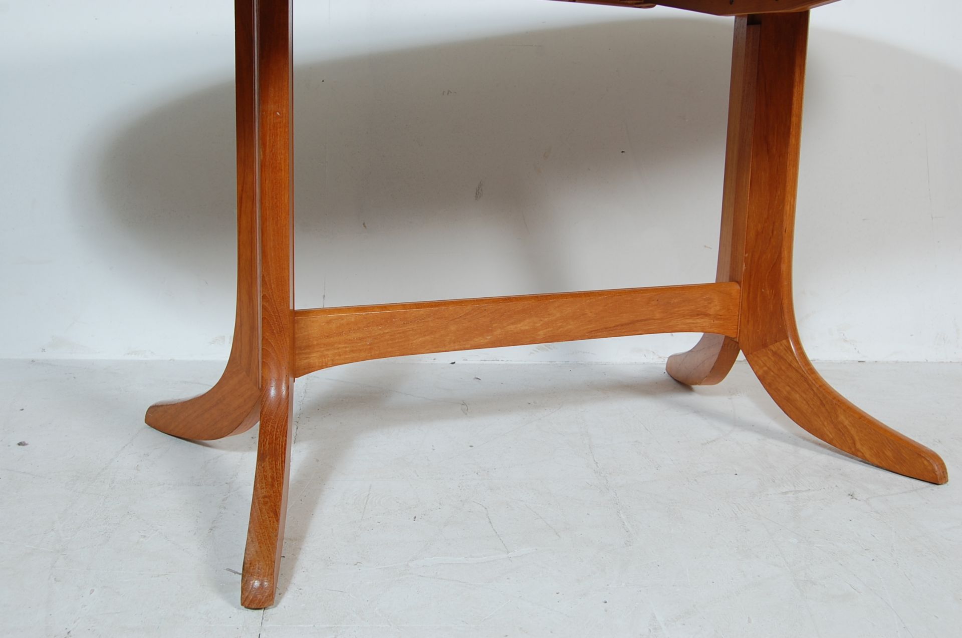 A VINTAGE 20TH CENTURY NATHAN TEAK WOOD OVAL DINING TABLE AND FOUR CHAIRS - Image 5 of 9
