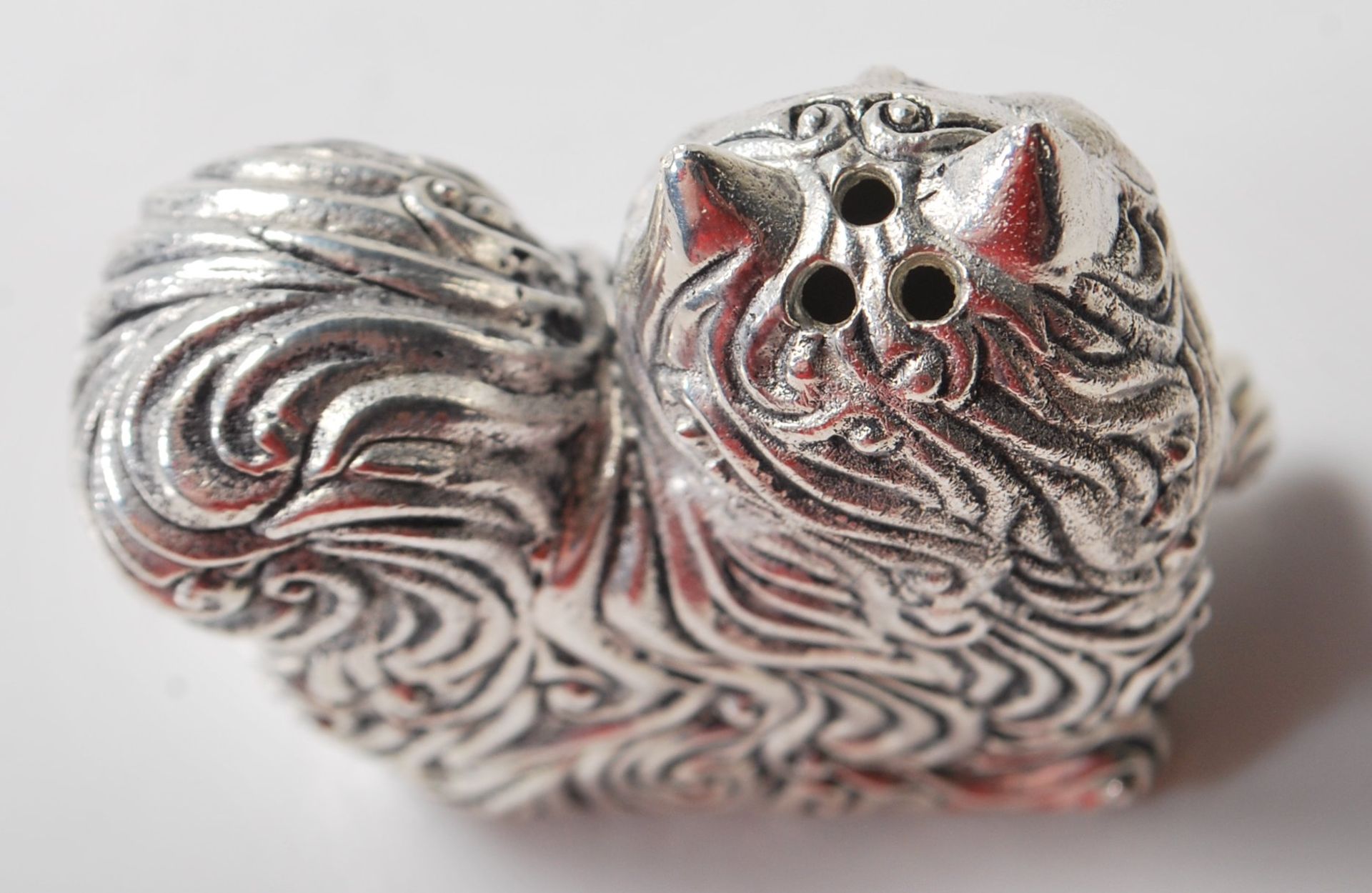 A PAIR OF SILVER PLATED CAT SALT AND PEPPER SHAKERS - Image 4 of 5