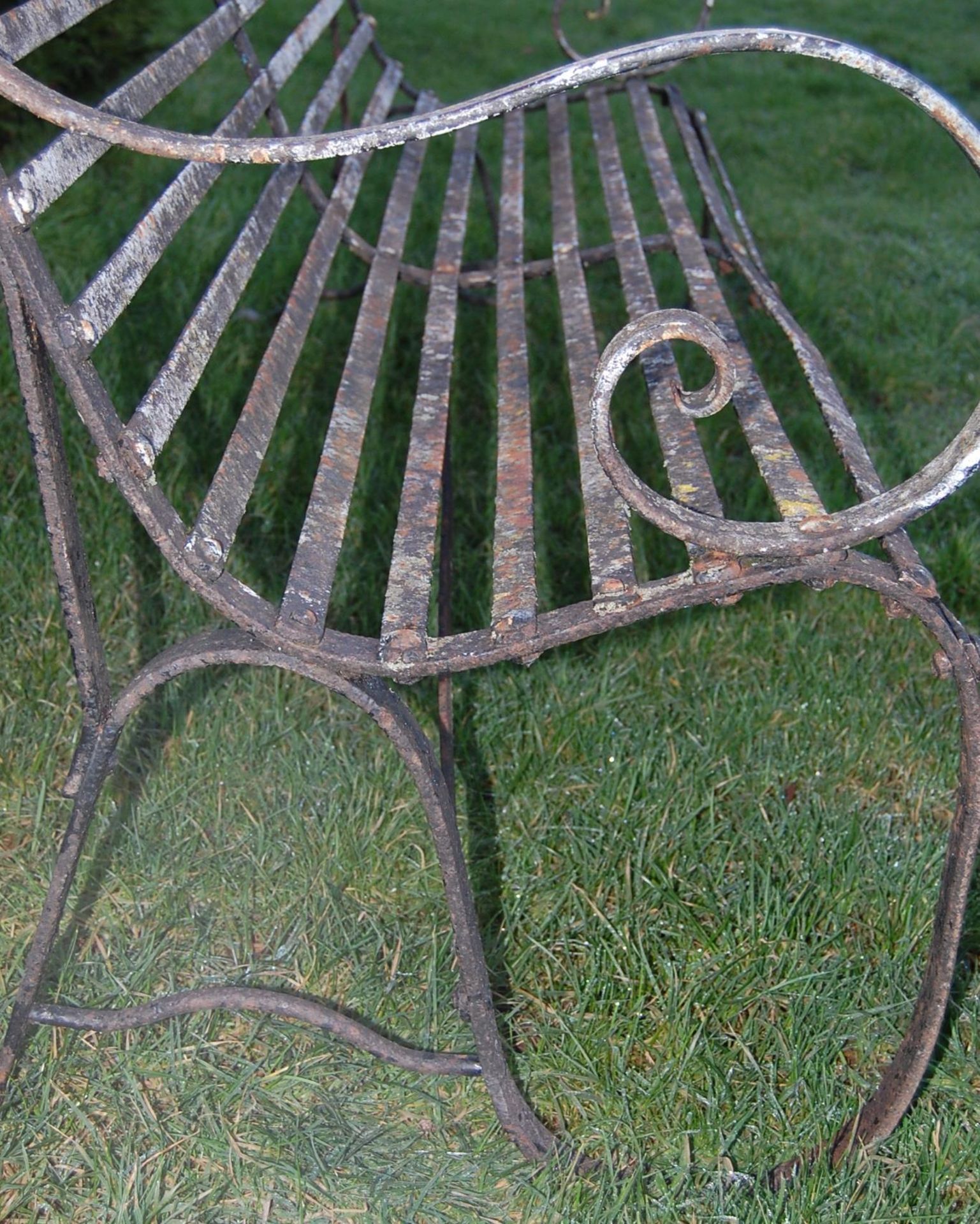 LARGE 19TH CENTURY EARLY 20TH CENTURY METAL BANDED GARDEN BENCH - Image 3 of 4