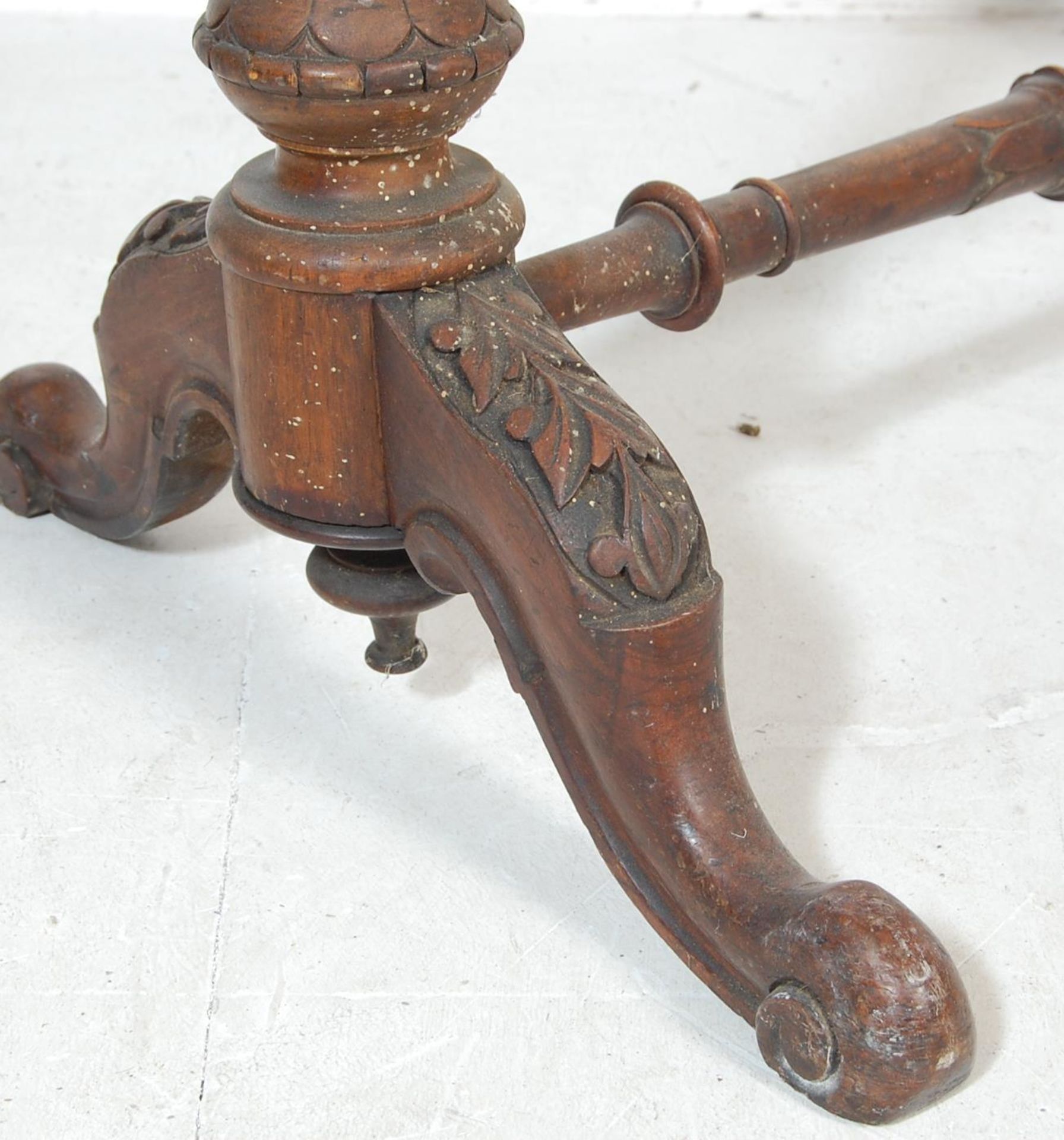 19TH CENTURY VICTORIAN FIGURED WALNUT WRITING TABLE DESK - Image 5 of 5