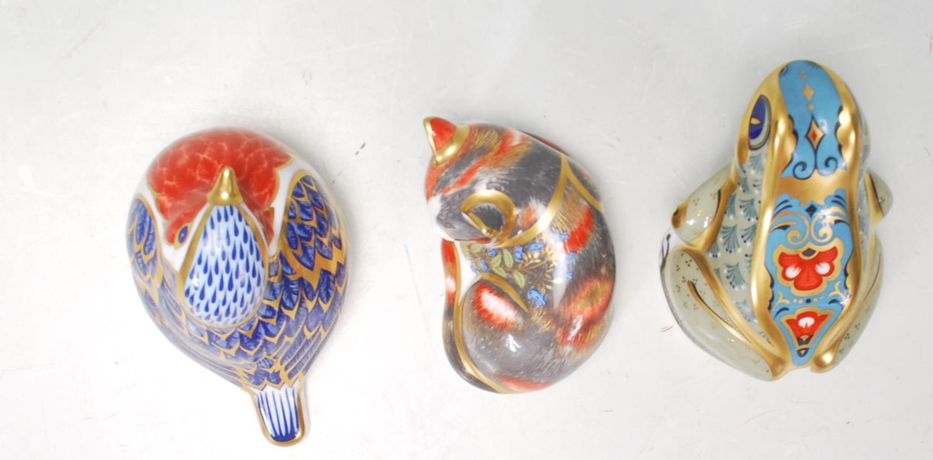 THREE ROYAL CROWN DERBY PAPERWEIGHT - CAT - FROG - BIRD - Image 5 of 7