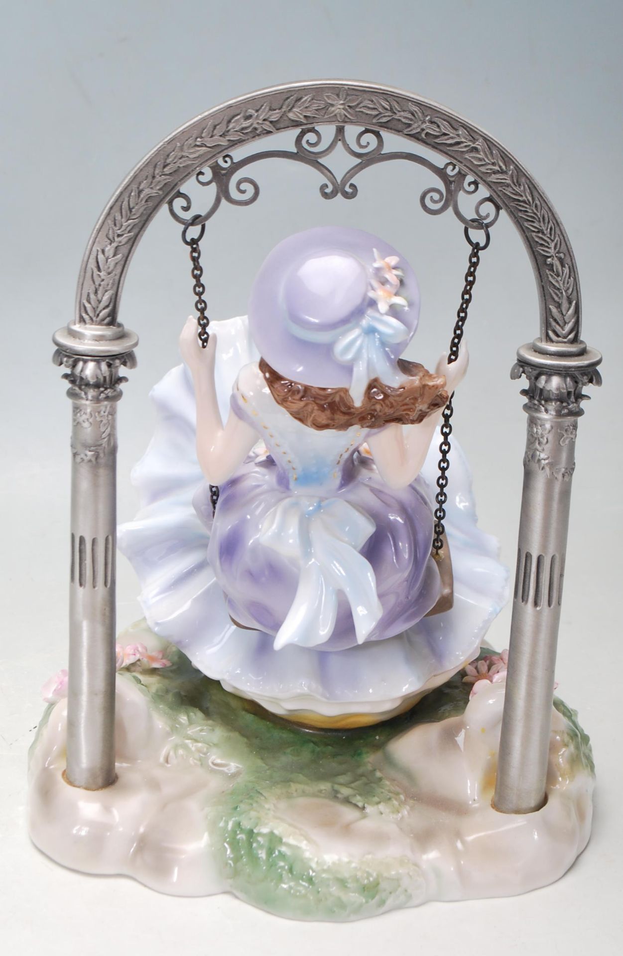 20TH CENTURY ROYAL WORCESTER LIMITED EDITION 50/250 CERAMIC FIGURINE - THE SWING - CW519 - Image 4 of 6