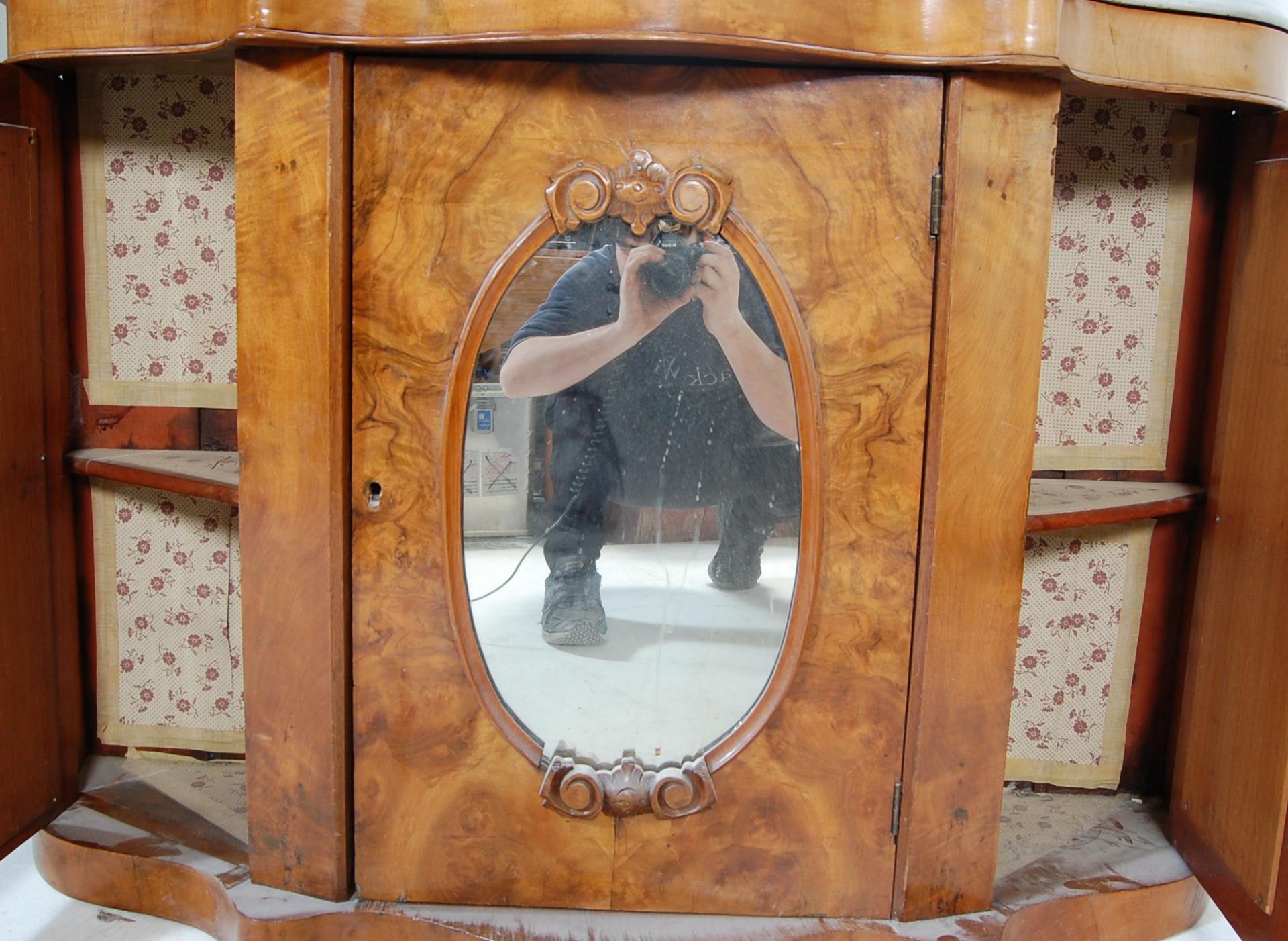 EARLY 20TH CENTURY WALNUT MIRROR BACKED CREDENZA - Image 5 of 5