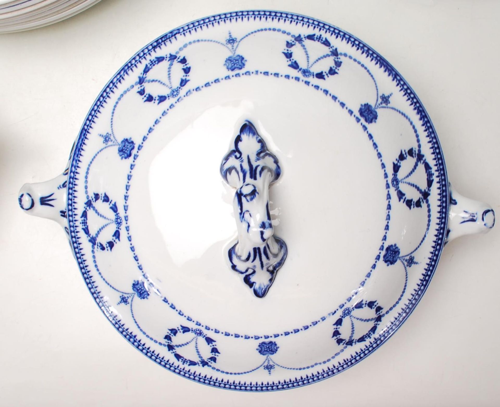20TH CENTURY BLUE AND WHITE CRESCENT WARE DINING SERVICE - Image 2 of 7