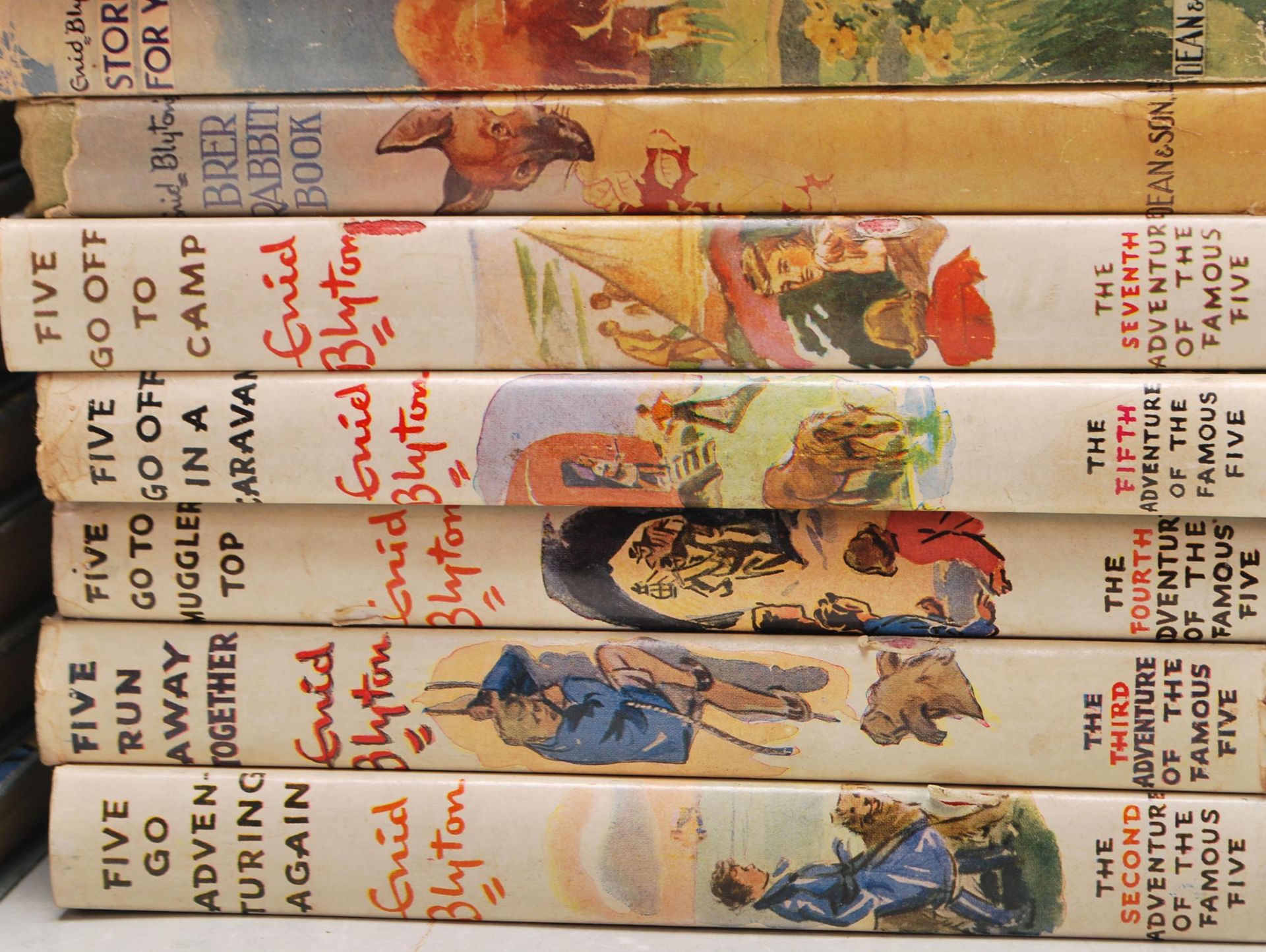 COLLECTION OF ENID BLYTON BOOKS & OTHERS - Image 5 of 8