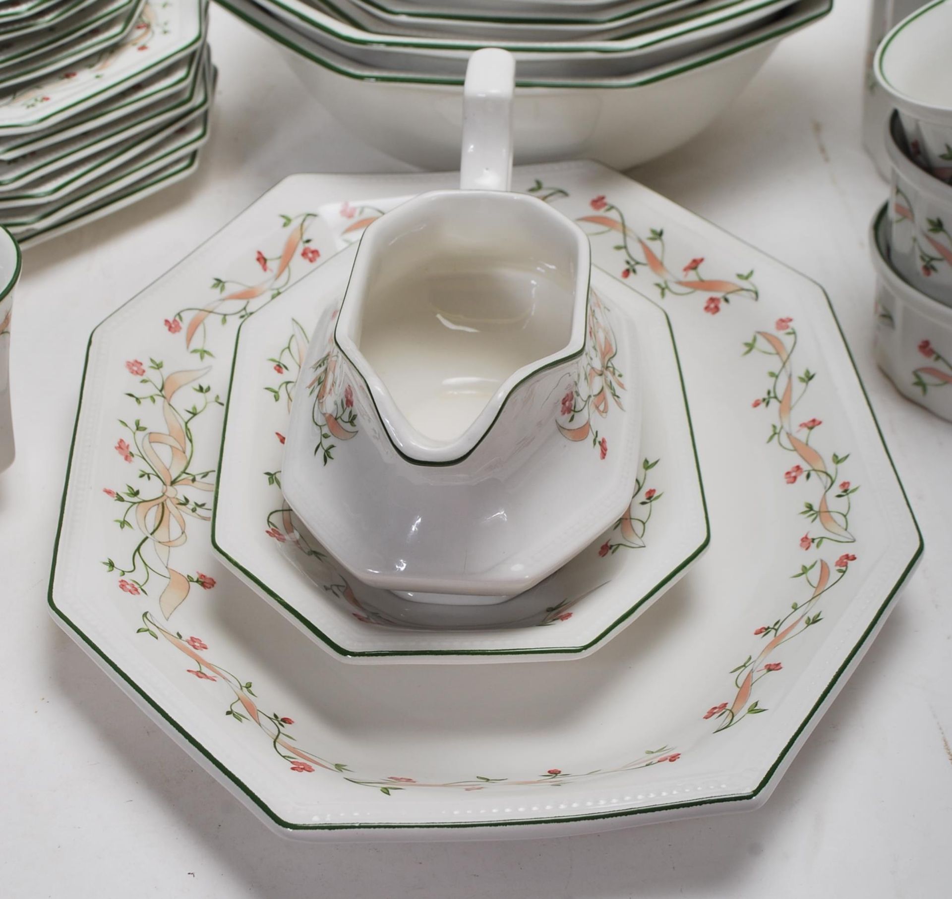 LAARGE DINNER SERVICE BY JOHNSON BROS ETERNAL BEAU - Image 11 of 19