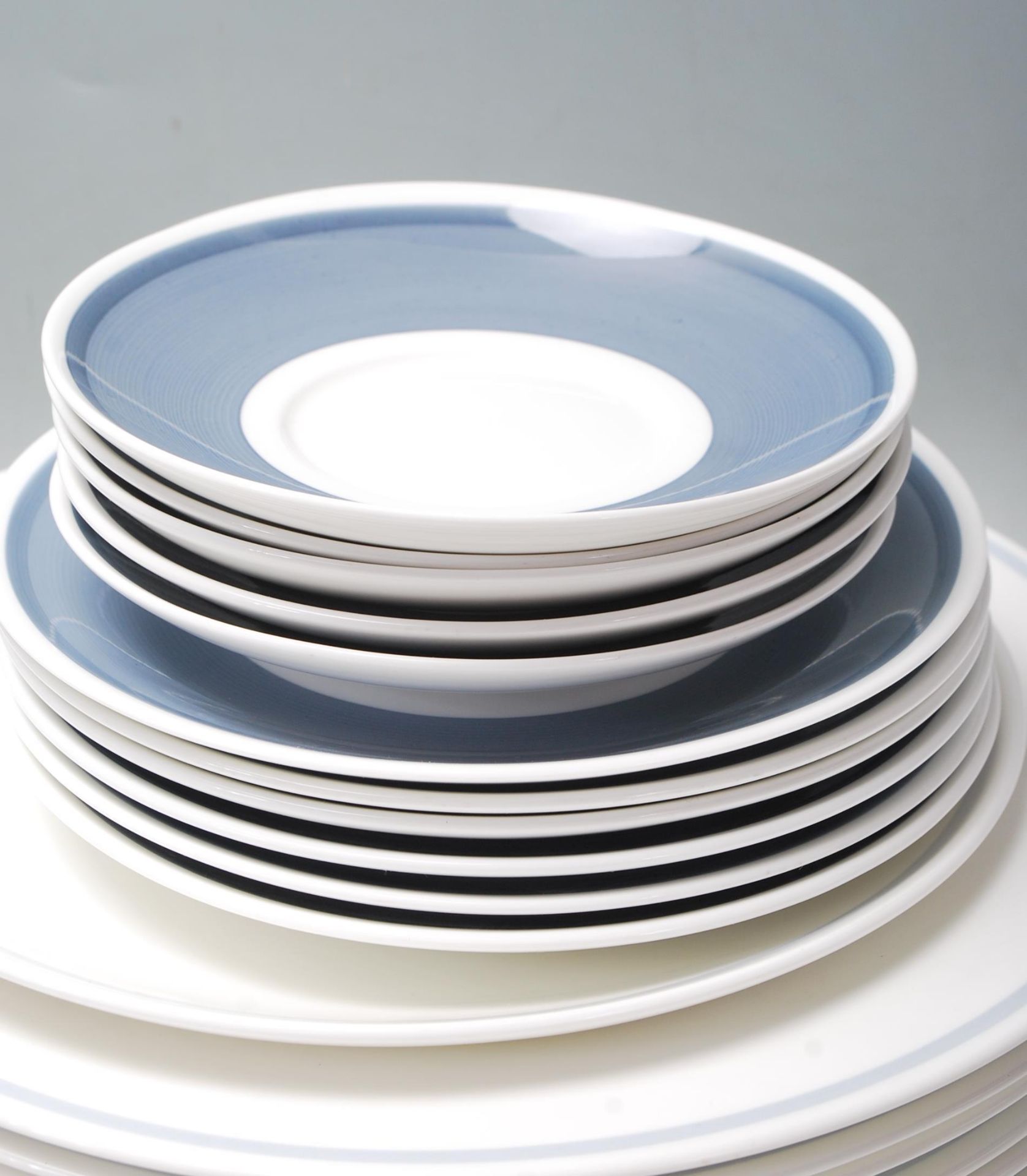 LARGE DINNER SERVICE BY WEDGWOOD - SUSIE COOPER DESIGN - Image 4 of 19