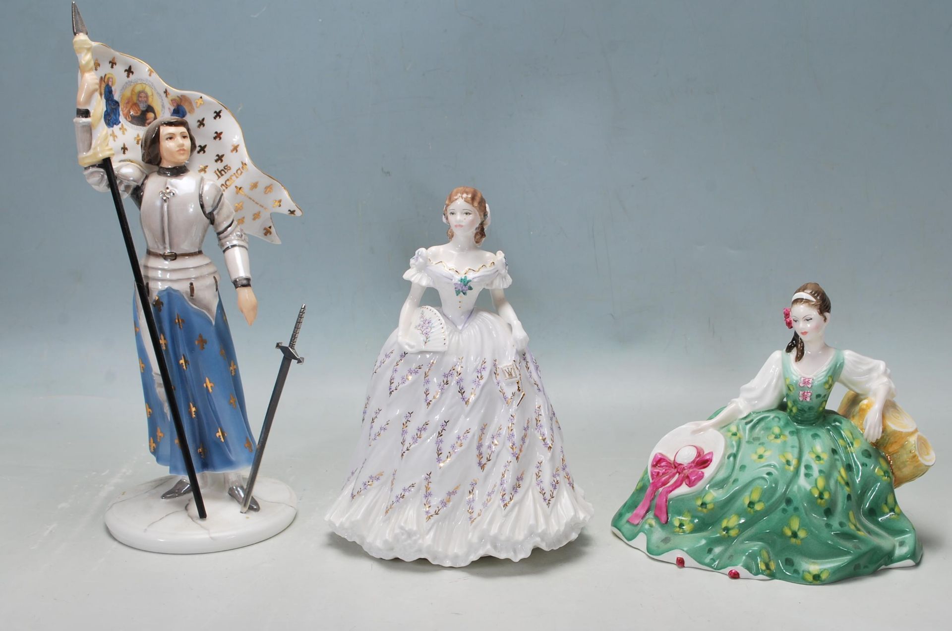 A THREE CERAMIC PORCELAIN LADY FIGURINES - ROYAL DOULTON - ROAYAL WORCESTER - COALPORT - Image 2 of 9