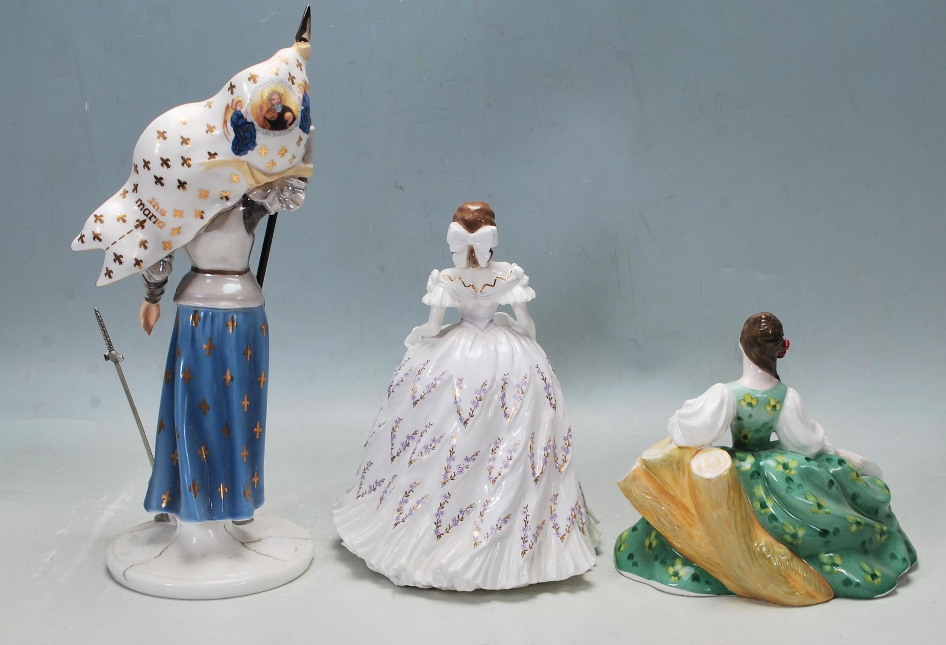 A THREE CERAMIC PORCELAIN LADY FIGURINES - ROYAL DOULTON - ROAYAL WORCESTER - COALPORT - Image 6 of 9