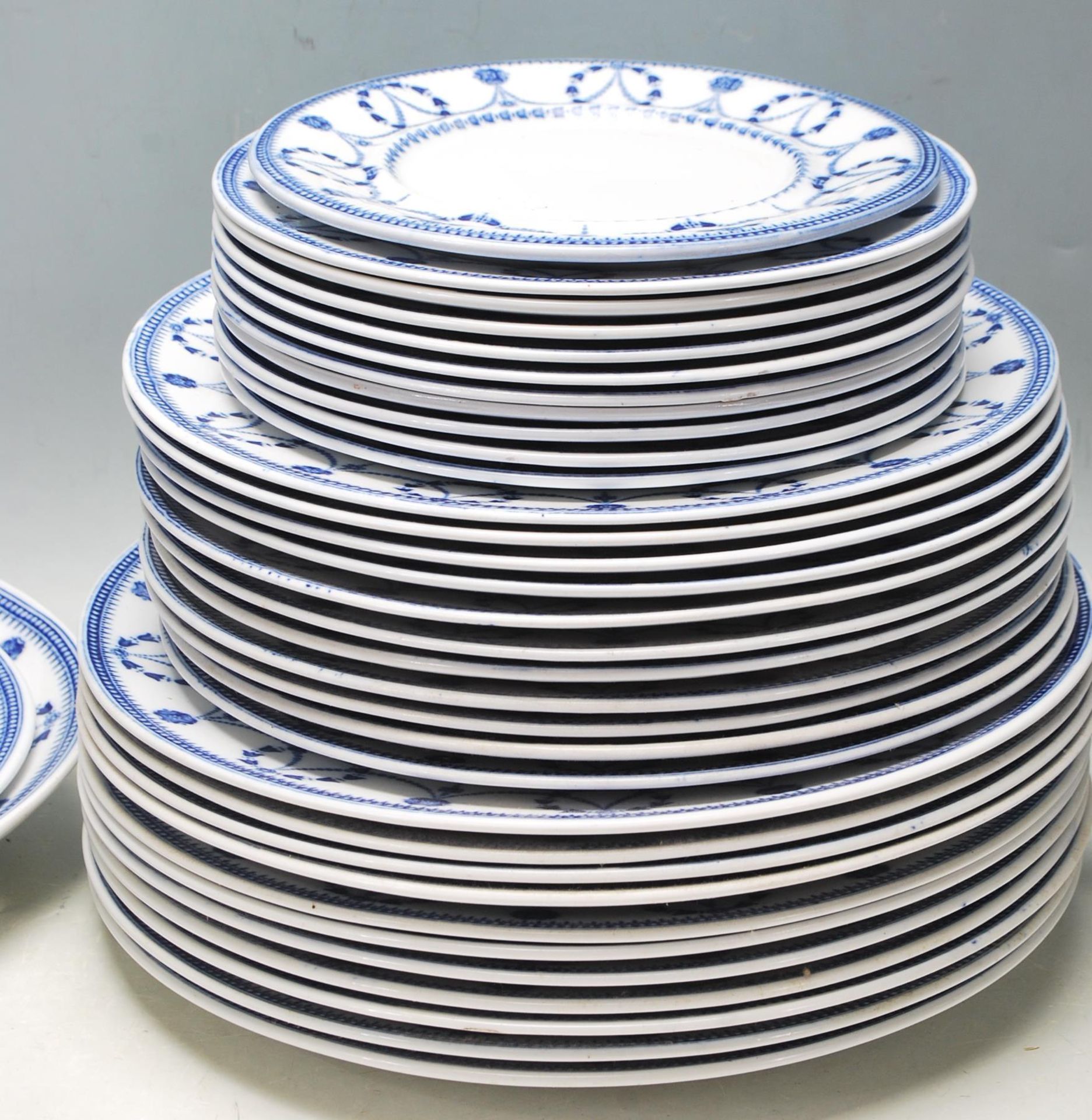 20TH CENTURY BLUE AND WHITE CRESCENT WARE DINING SERVICE - Image 5 of 7