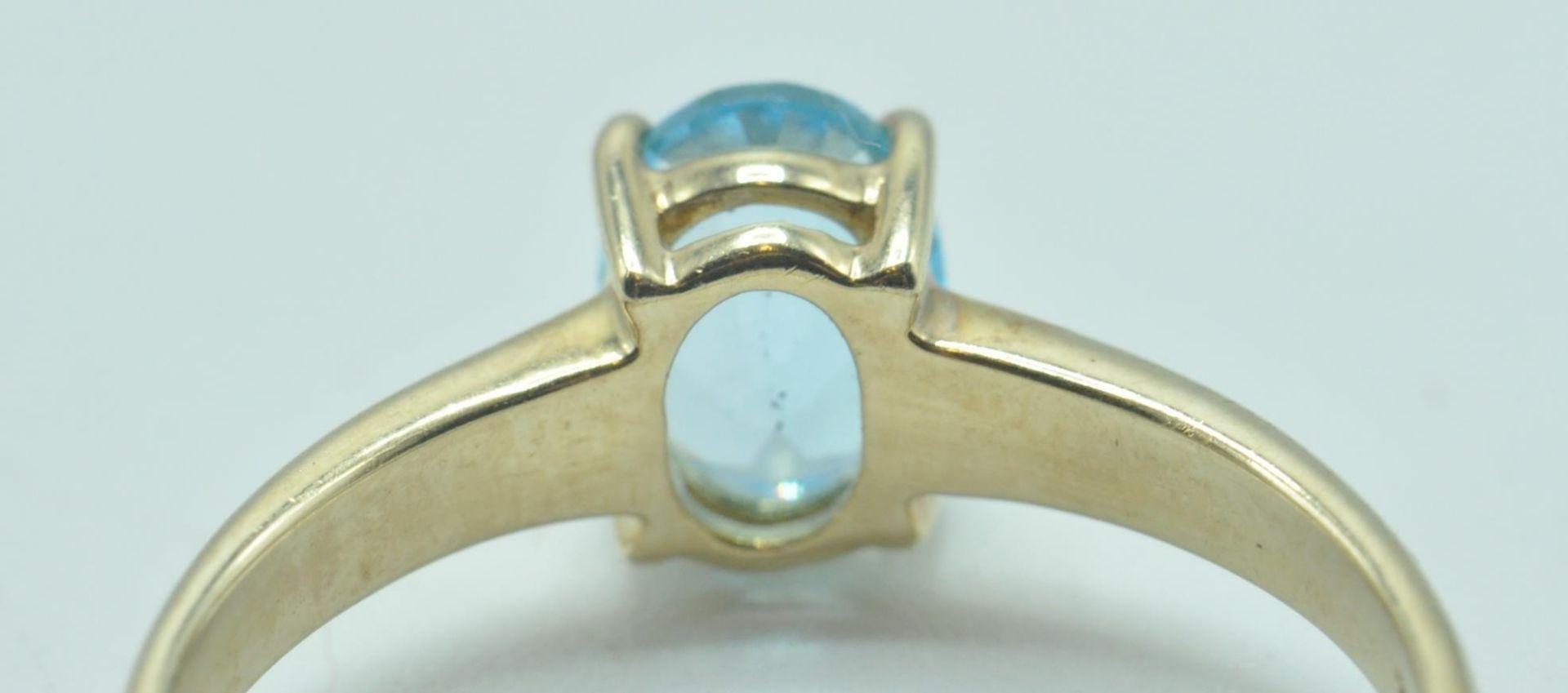 9CT GOLD AND BLUE STONE SOLITAIRE RING - Image 6 of 6