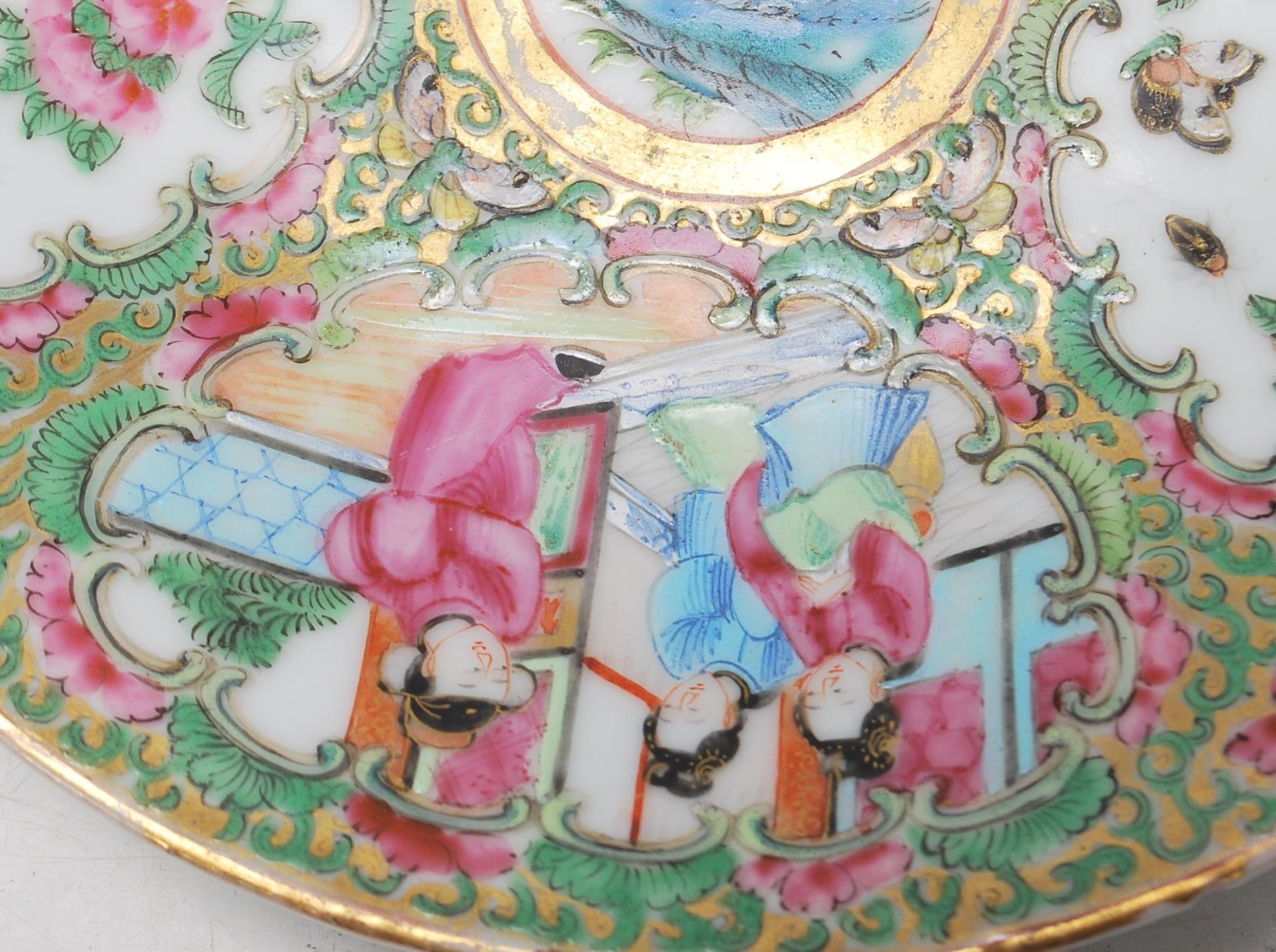 19TH CENTURY CANTON FAMILLE ROSE PLATE TOGETHER WITH A - Image 4 of 9