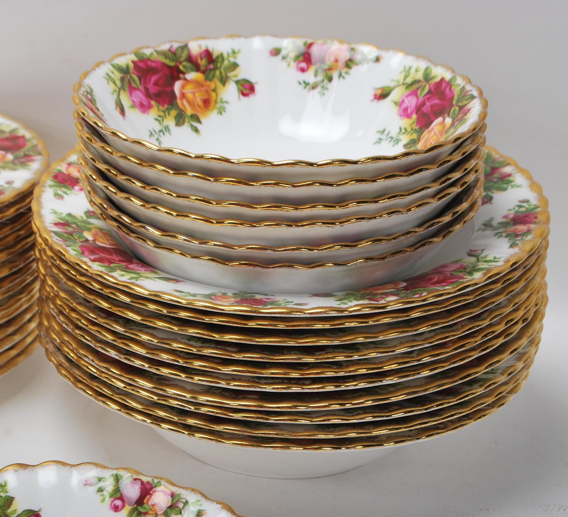 LARGE ROYAL ALBERT OLD CONTRY ROSES DINING SERVICE - Image 4 of 11