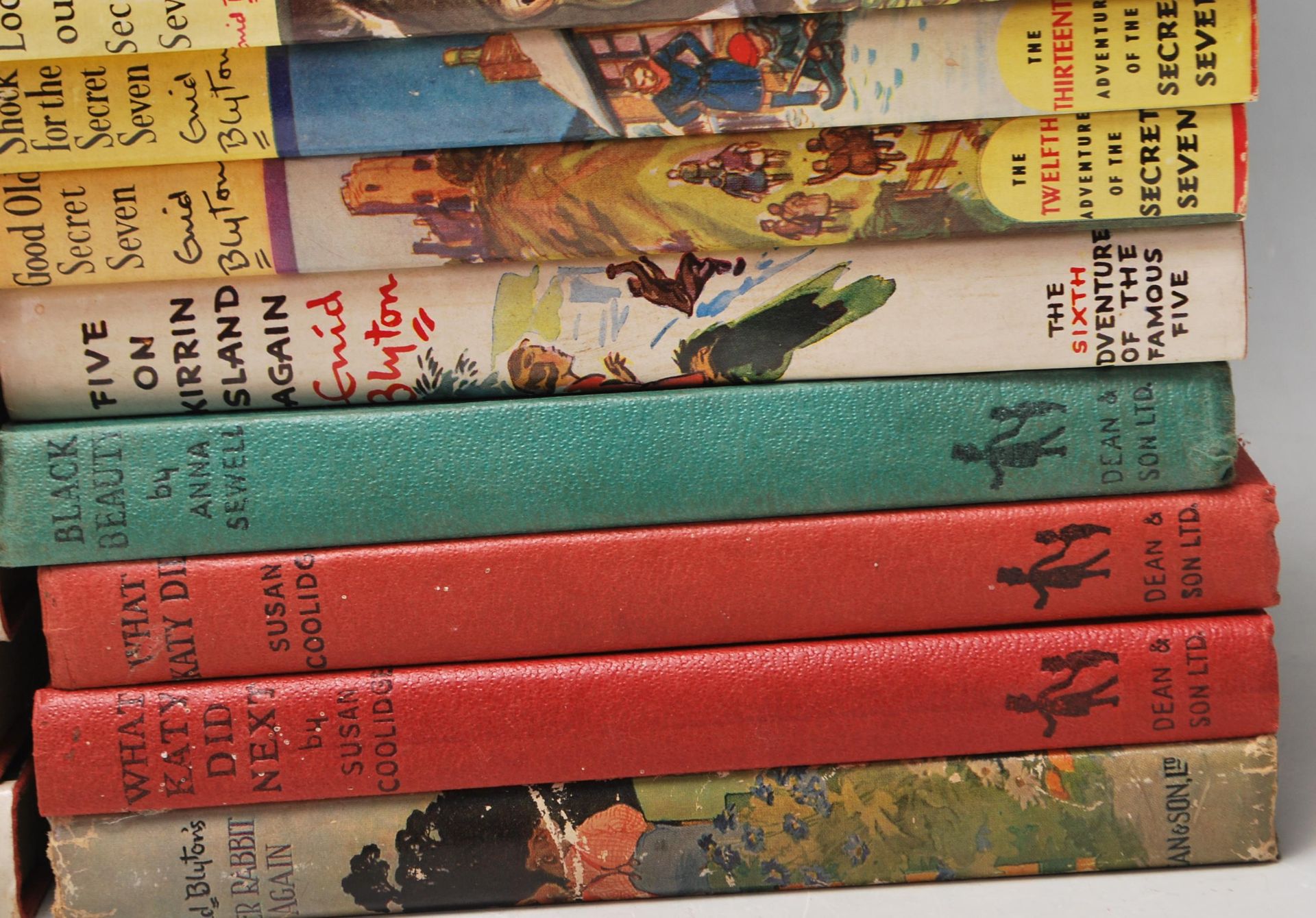 COLLECTION OF ENID BLYTON BOOKS & OTHERS - Image 6 of 8
