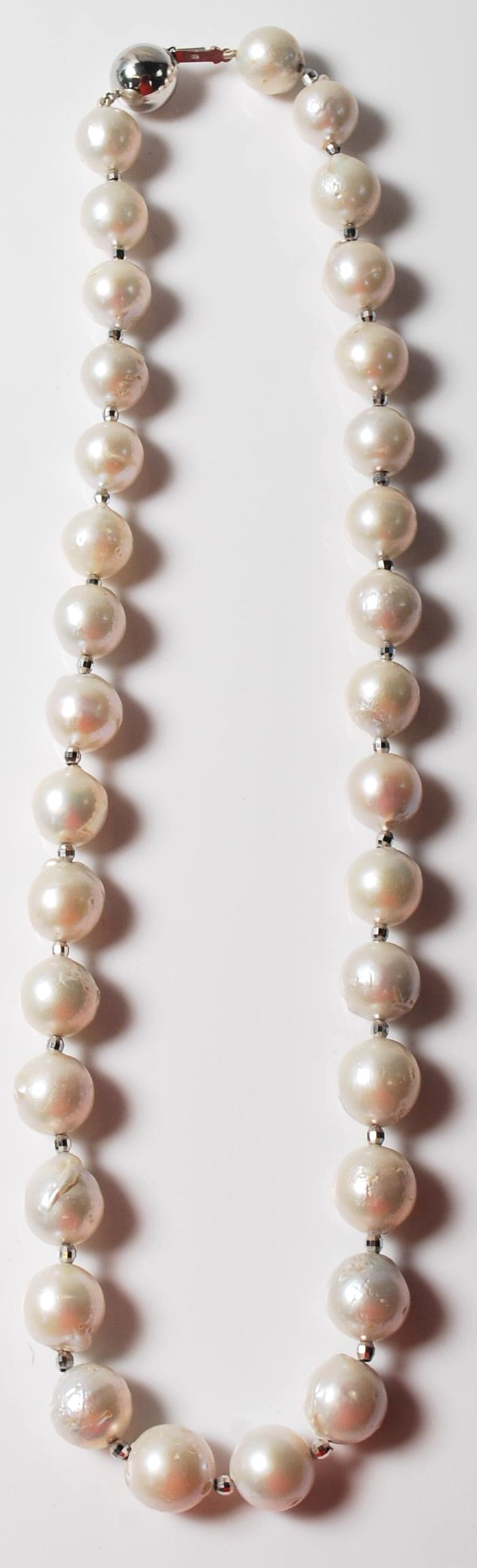 LARGE CULTURED PEARL NECKLACE