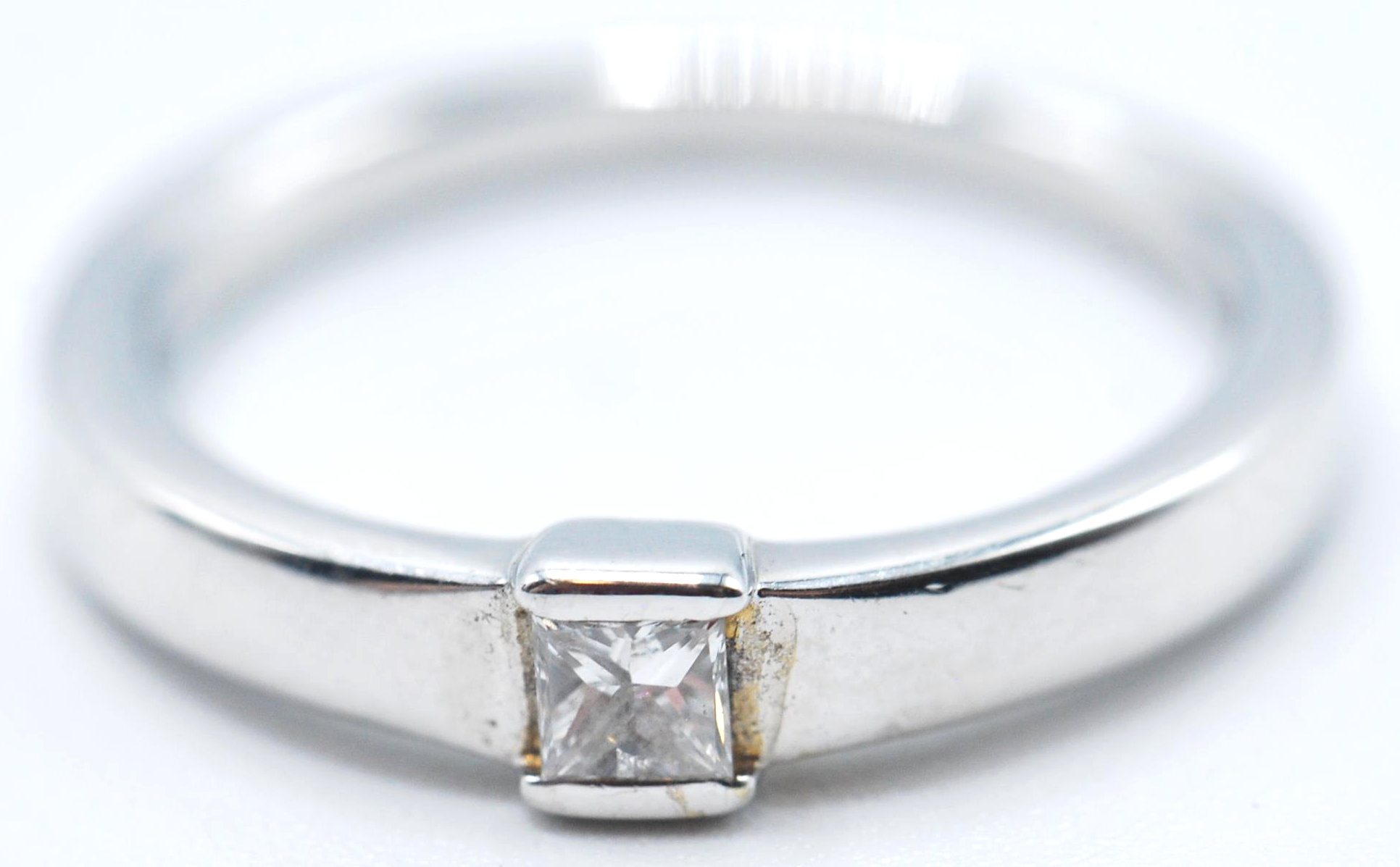 18CT WHITE GOLD AND DIAMOND RING - Image 2 of 6