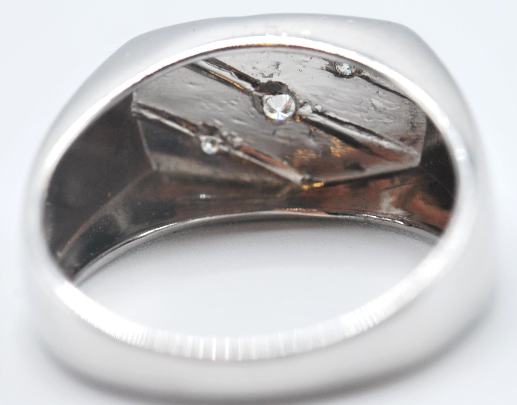 9CT WHITE GOLD & DIAMOND SIGNET RING - Image 4 of 7