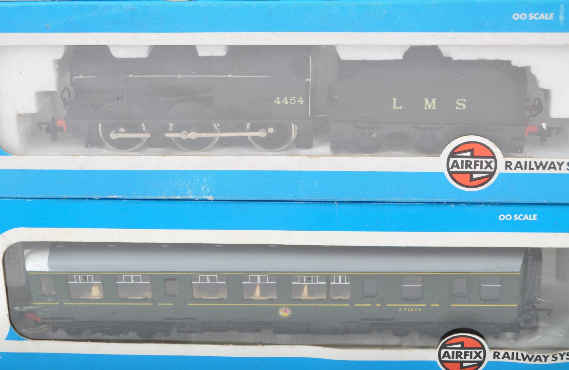COLLECTION OF X4 AIRIX 00 GAUGE TRAINSET LOCO AND CARRIAGES - Image 2 of 5