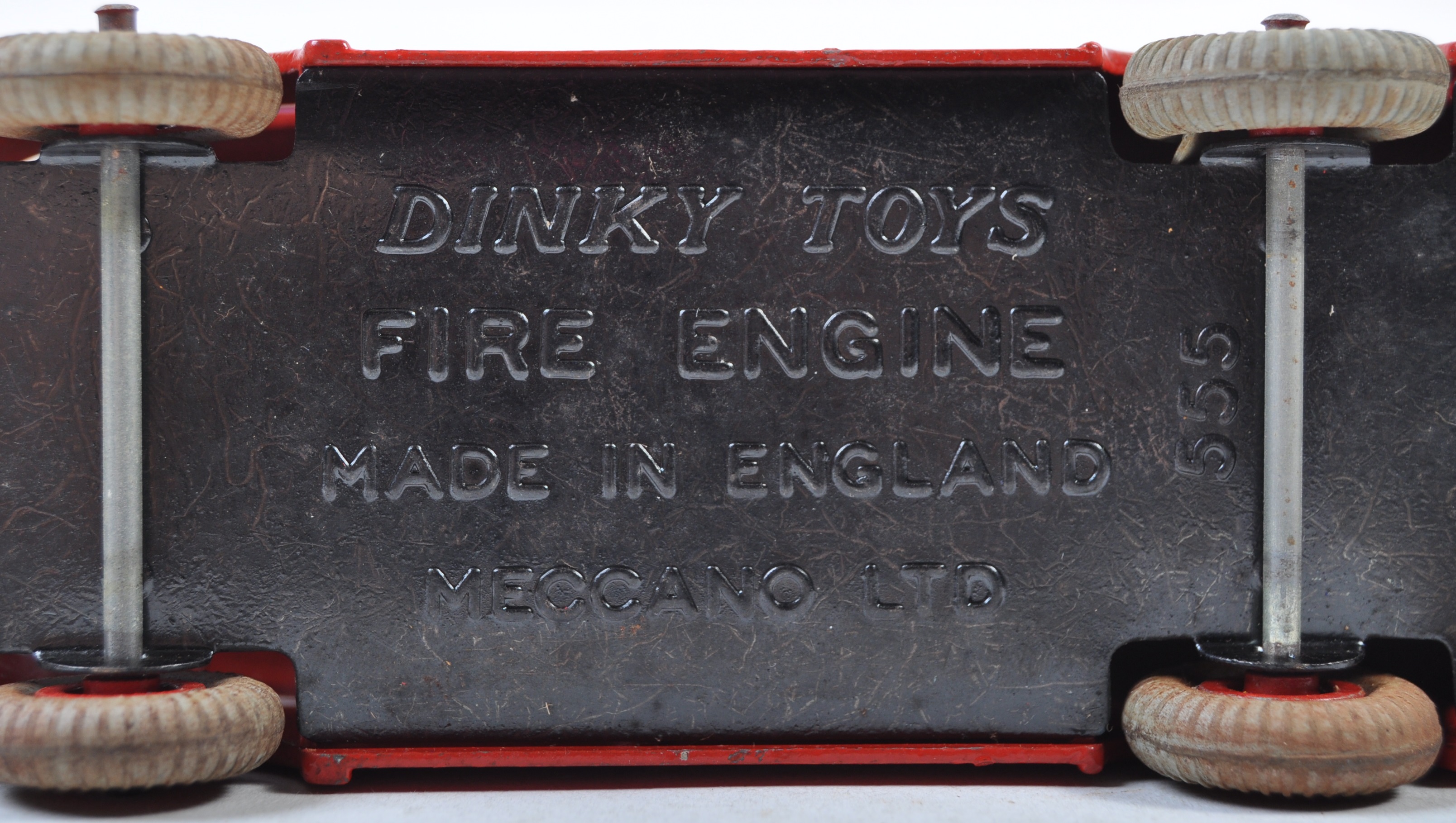 DINKY TOYS NO 555 FIRE ENGINE WITH BROWN LADDER AND RED HUBS - Image 3 of 8
