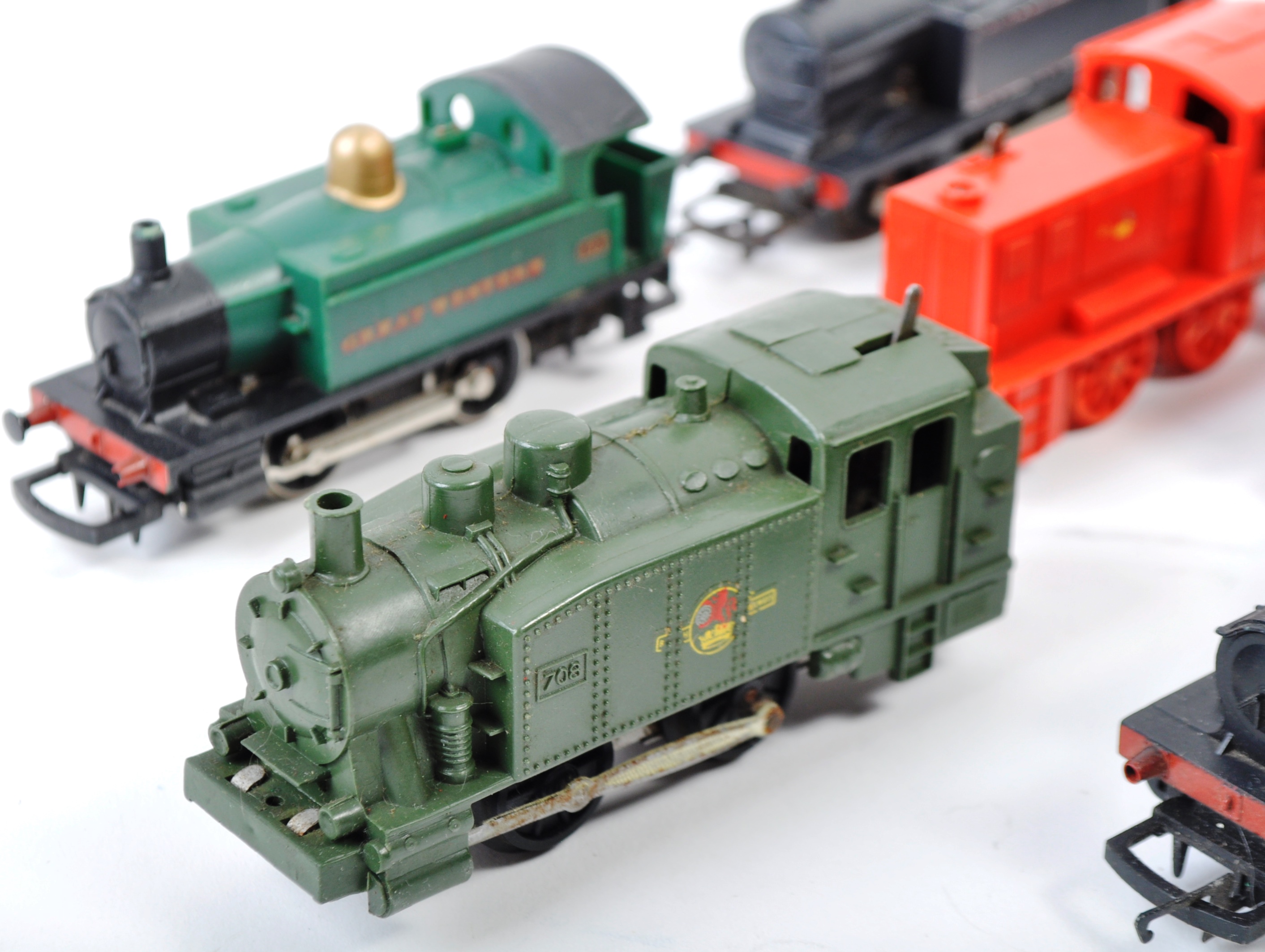 COLLECTION OF VINTAGE 00 GAUGE TANK LOCOS - Image 5 of 7