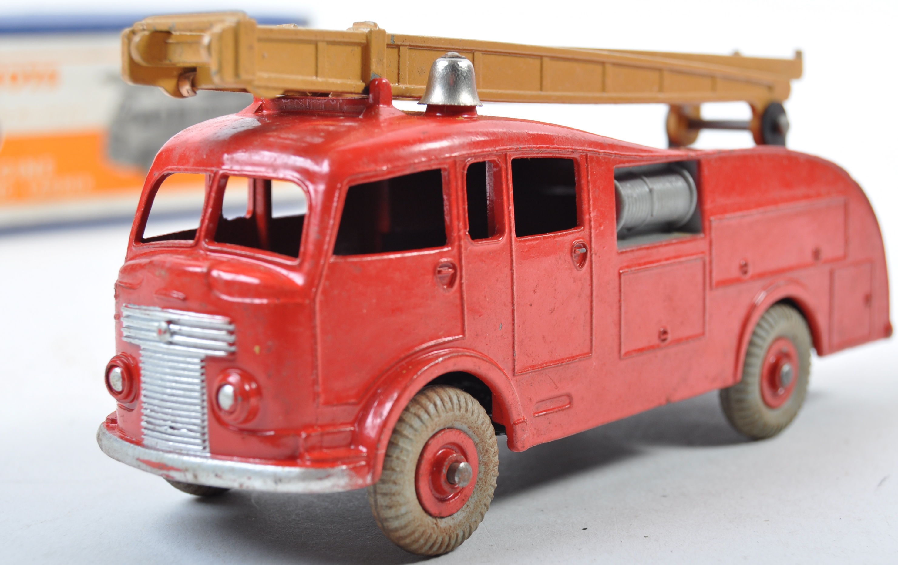 DINKY TOYS NO 555 FIRE ENGINE WITH BROWN LADDER AND RED HUBS - Image 2 of 8