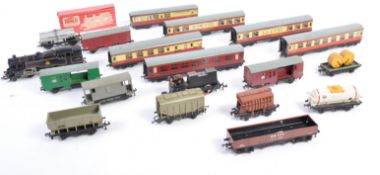 LARGE COLLECTION OF HORNBY DUBLO 00 GAUGE MODEL RAILWAY