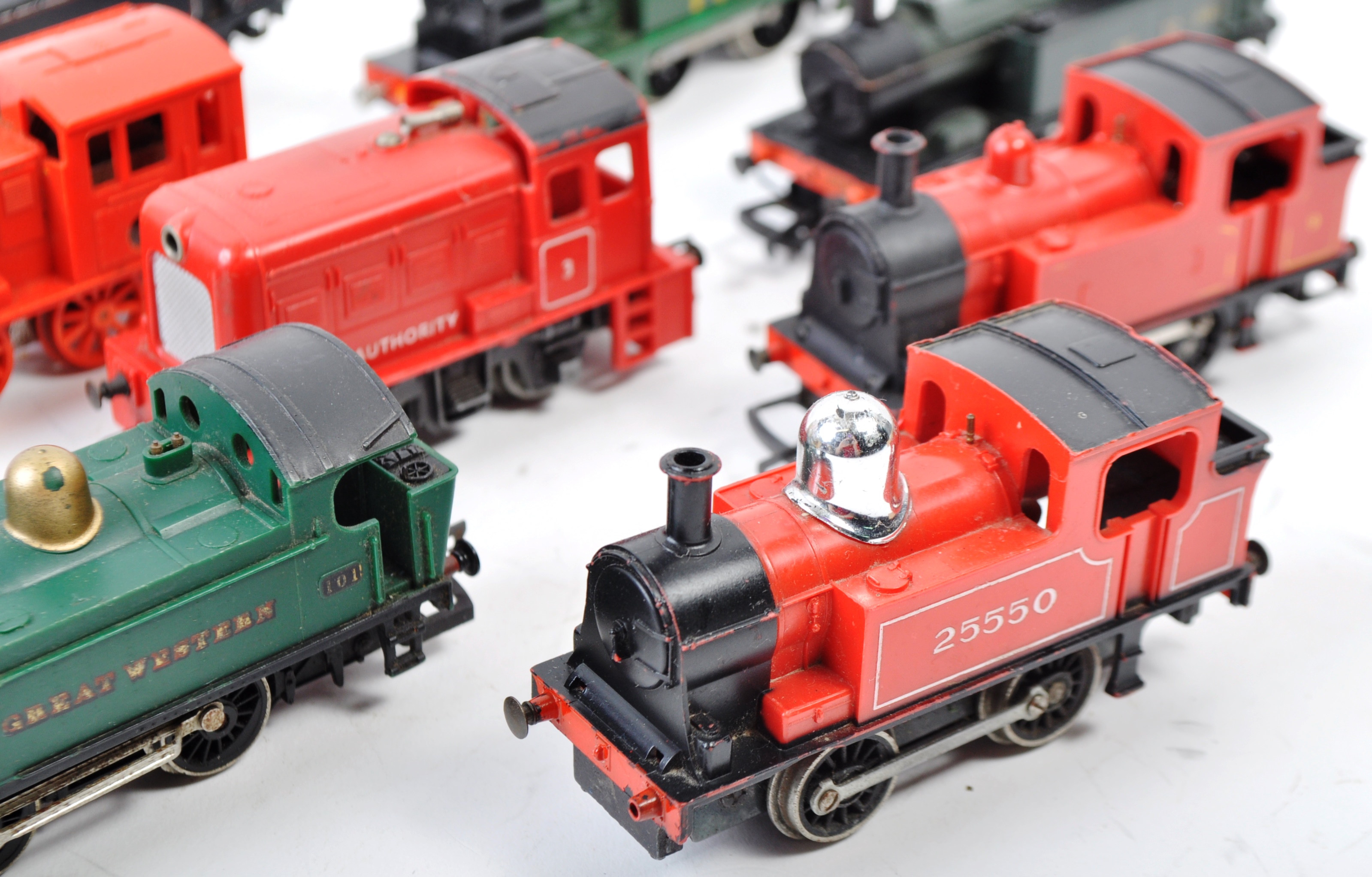 COLLECTION OF VINTAGE 00 GAUGE TANK LOCOS - Image 2 of 7