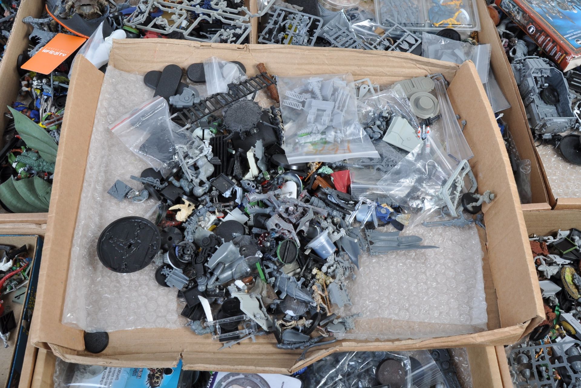 LARGE COLLECTION OF WARHAMMER 40K & FANTASY FIGURES AND ACCESSORIES - Bild 6 aus 6