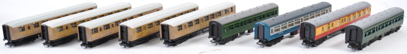 COLLECTION OF HORNBY 00 GAUGE MODEL RAILWAY CARRIAGES