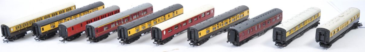 COLLECTION OF X10 HORNBY 00 GAUGE MODEL RAILWAY CARRIAGES