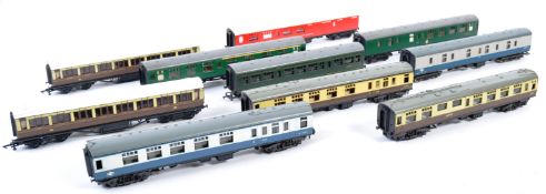 COLLECTION OF ASSORTED 00 GAUGE MODEL CARRIAGES
