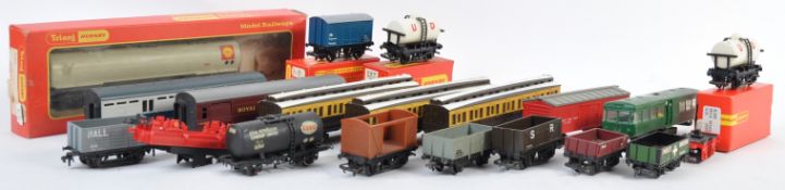 COLLECTION OF ASSORTED 00 GAUGE ROLLING STOCK