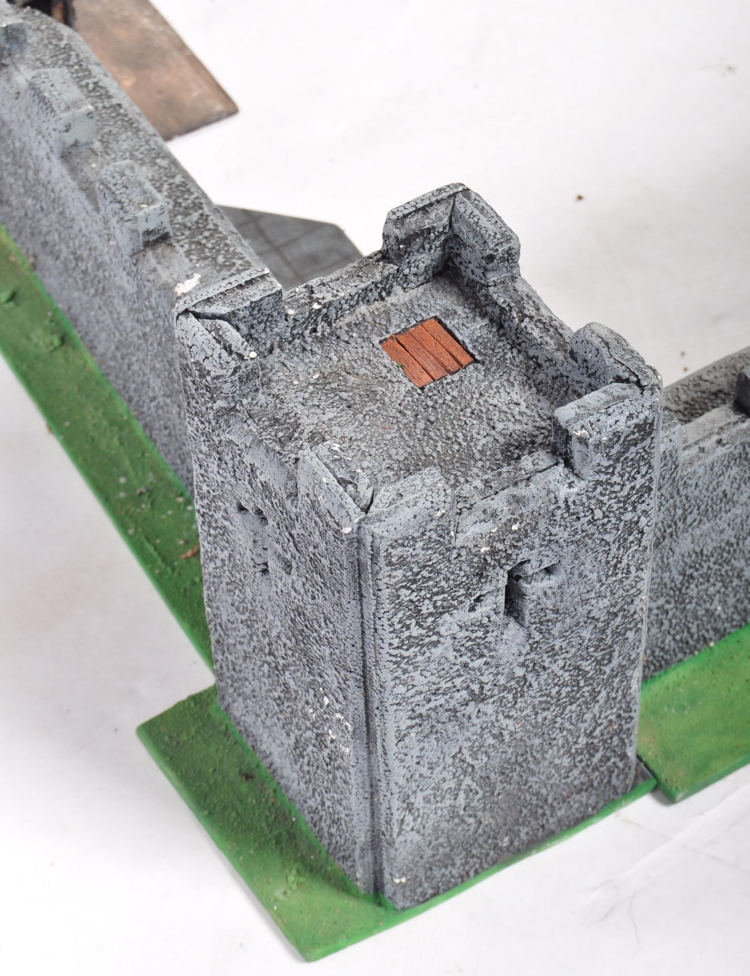 LARGE AND IMPRESSIVE WARHAMMER FANTASY CASTLE - Image 4 of 7