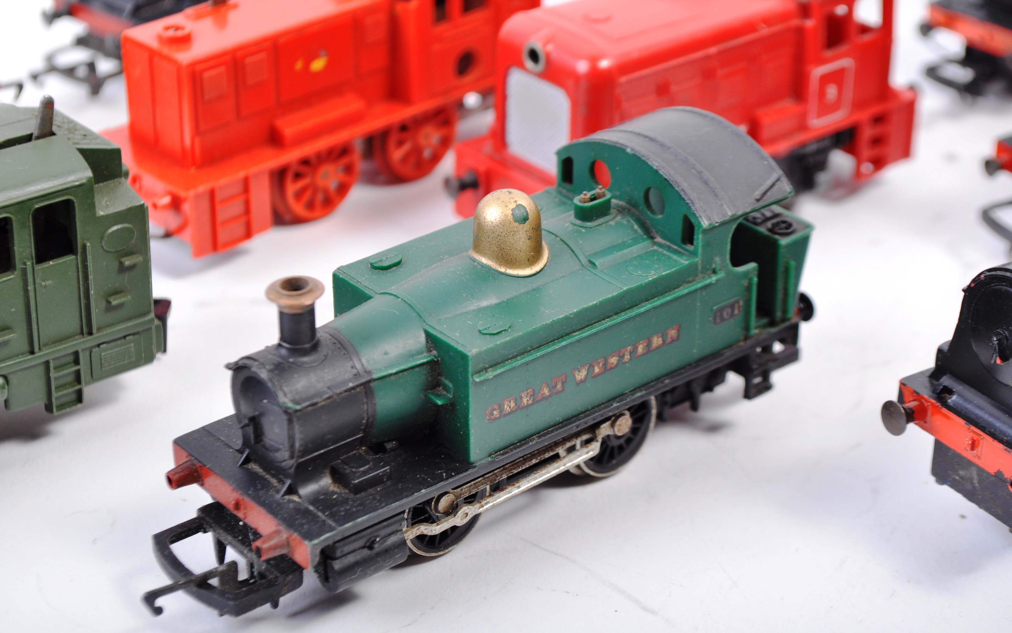 COLLECTION OF VINTAGE 00 GAUGE TANK LOCOS - Image 6 of 7