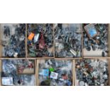 LARGE COLLECTION OF WARHAMMER 40K & FANTASY FIGURES AND ACCESSORIES