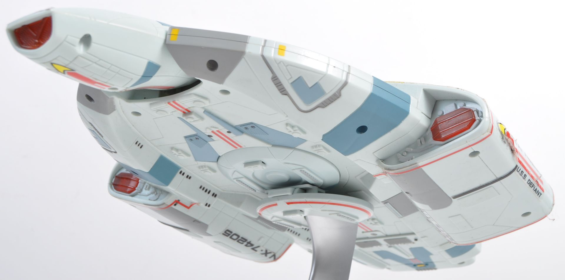 STAR TREK PLAYMATES DEEP SPACE NINE USS DEFIANT SHIP - Image 4 of 5