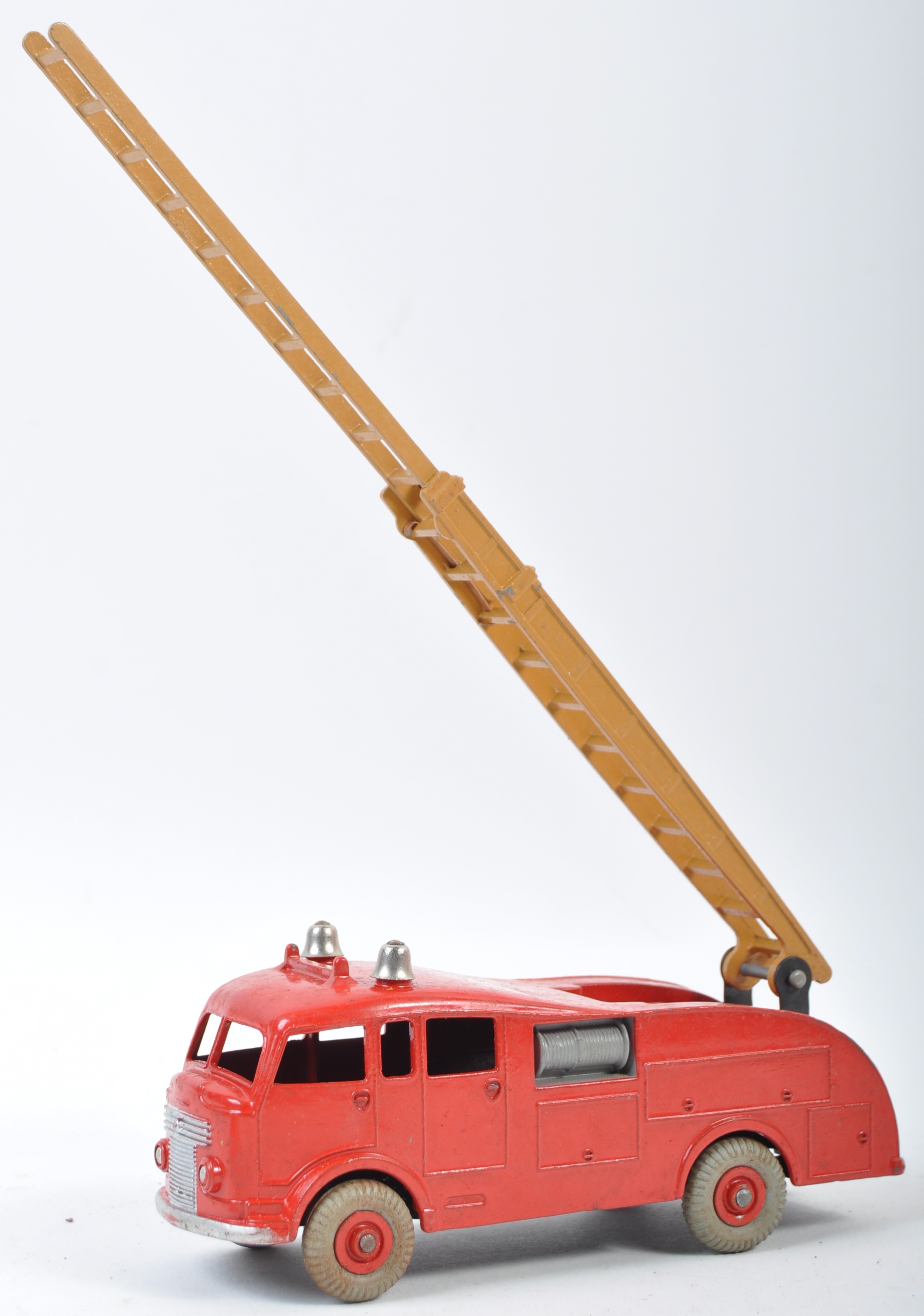 DINKY TOYS NO 555 FIRE ENGINE WITH BROWN LADDER AND RED HUBS - Image 4 of 8