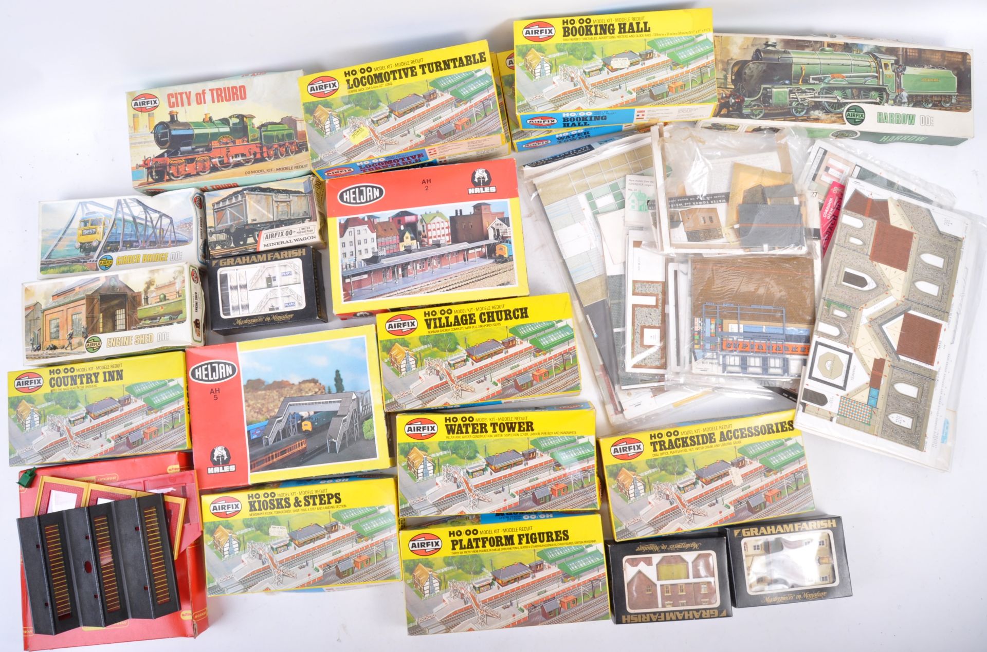 LARGE COLLECTION OF ASSORTED 00 GAUGE TRAINSET MODEL KITS