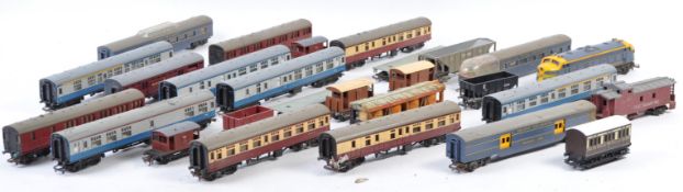 COLLECTION OF VINTAGE 00 GAUGE MODEL RAILWAY TRAINSET ROLLING STOCK