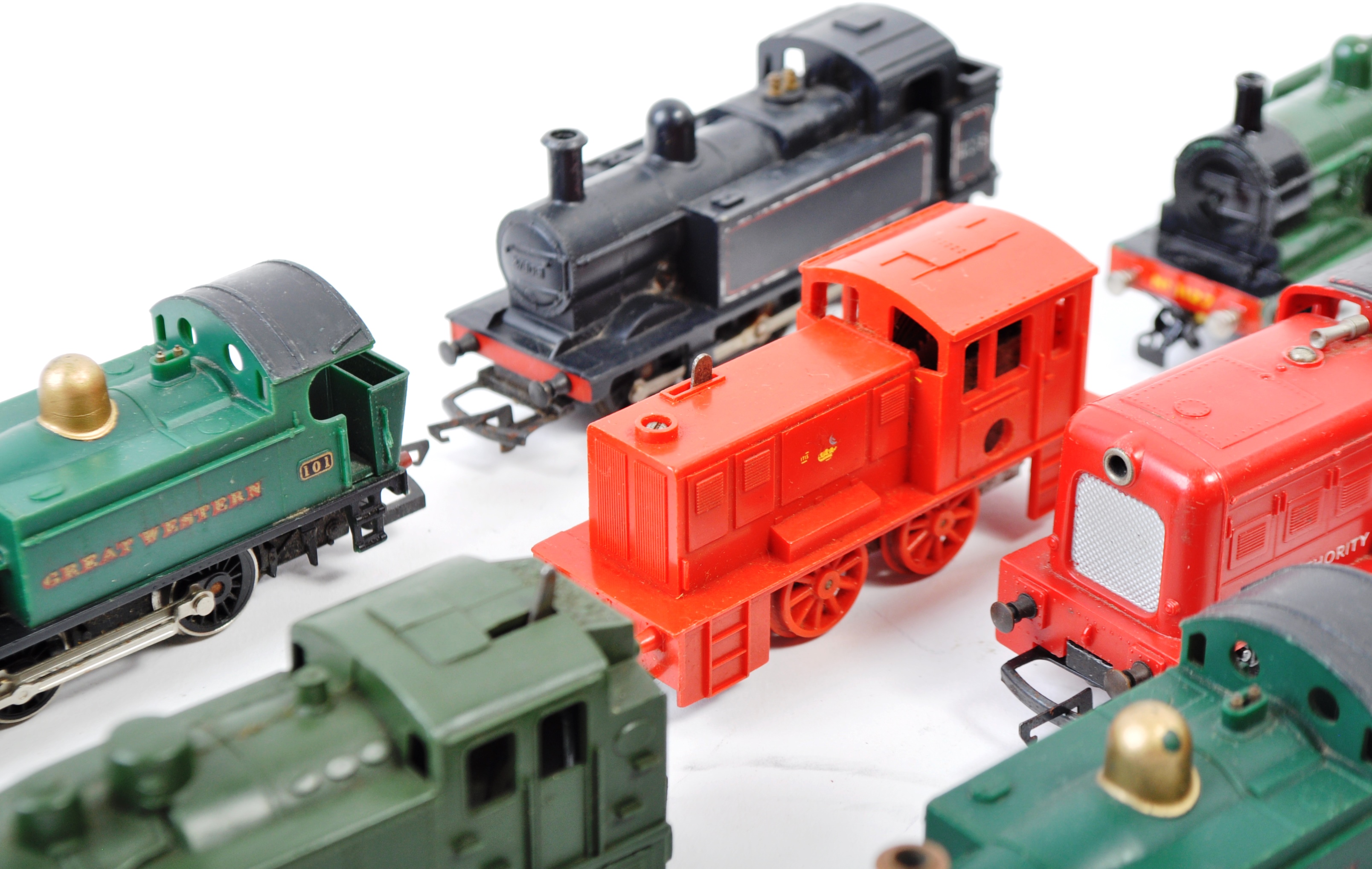 COLLECTION OF VINTAGE 00 GAUGE TANK LOCOS - Image 4 of 7