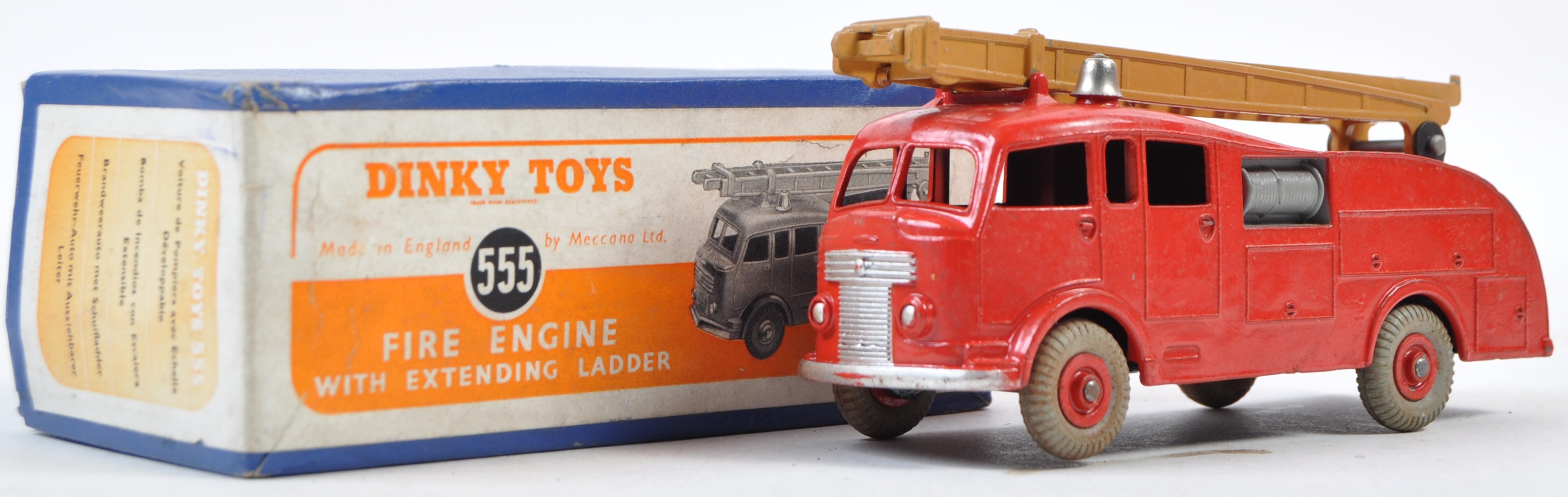 DINKY TOYS NO 555 FIRE ENGINE WITH BROWN LADDER AND RED HUBS - Image 6 of 8