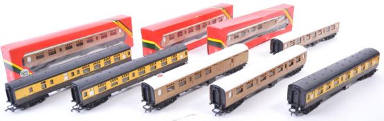 COLLECTION OF HORNBY 00 GAUGE TRAINSET CARRIAGES