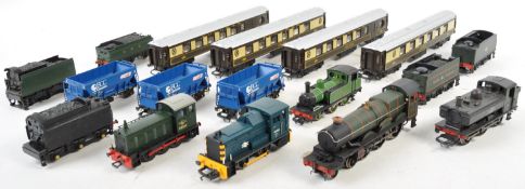 COLLECTION OF 00 GAUGE TRAINS AND CARRIAGES