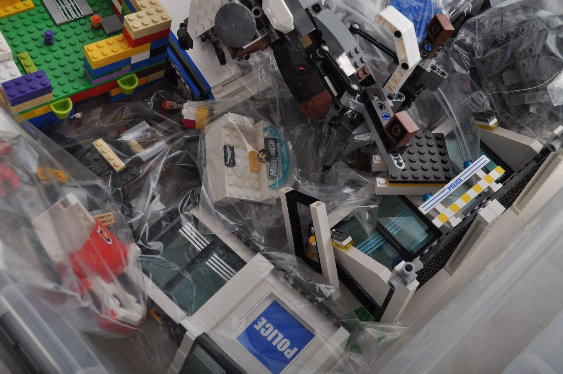 LARGE COLLECTION OF ASSORTED LEGO BRICKS AND SETS - Image 6 of 8