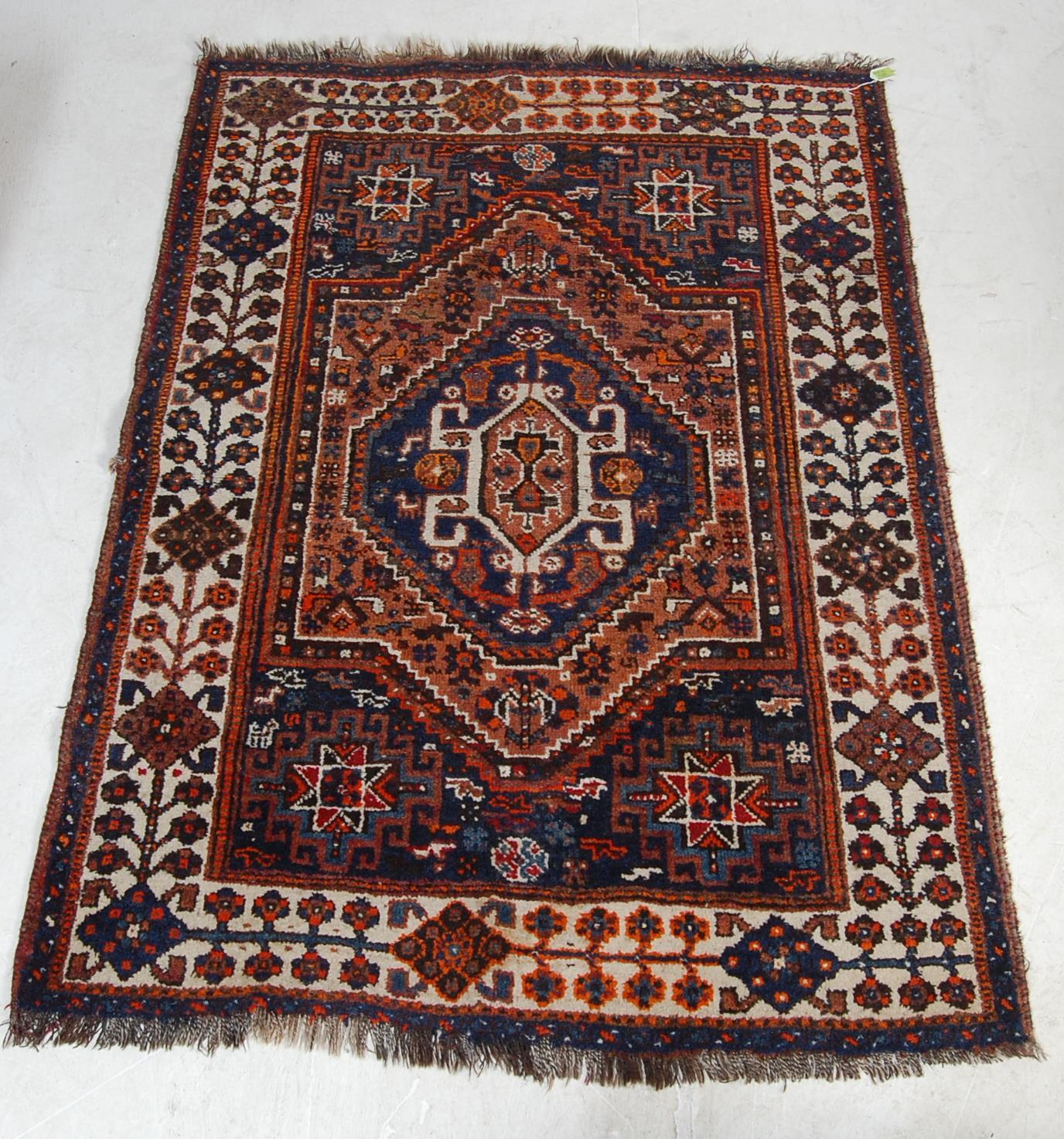 EARLY 20TH CENTURY NATURAL DYED AND HAND-WOVEN WOOL AFGHAN RUG / CARPET