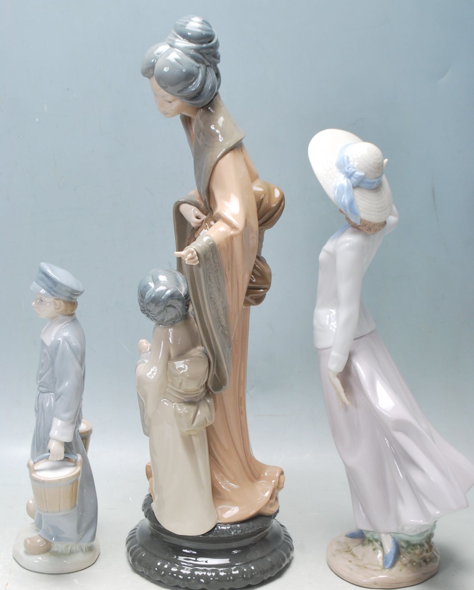 THREE VINTAGE LATE 20TH CENTURY PORCELAIN FIGURINES BY LLADRO AND NAO - Image 4 of 7