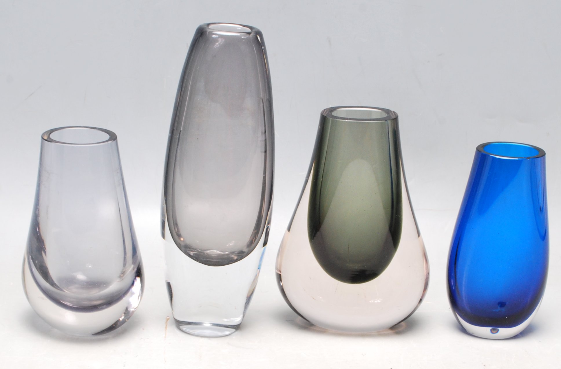 FOUR RETRO VINTAGE 20TH CETURY WHITEFRIARS TEARDROP STUDIO ART GLASS VASES - Image 3 of 4