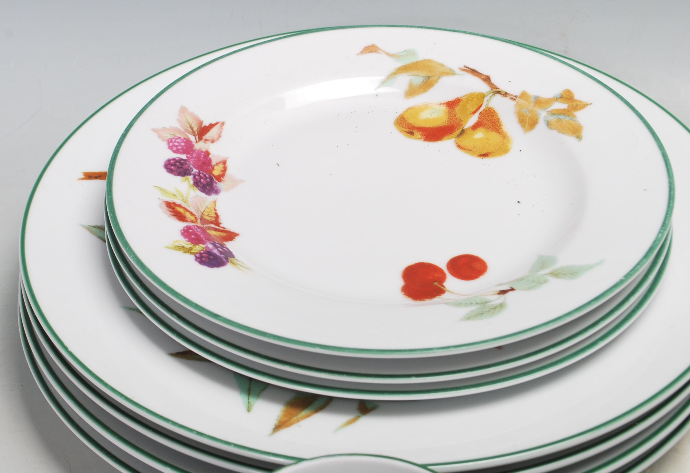 20TH CENTURY ROYAL WORCESTER EVESHAM PATTERN DINNER SERVICE - Image 6 of 19